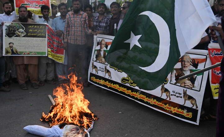 Atyindyjska demonstracja w Islamabadzie w Pakistanie. Płonie flaga Indii i wizerunek premiera Indii / autor: PAP/EPA/REHAN KHAN