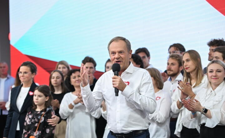 Wybory parlamentarne 2023. Przewodniczący Platformy Obywatelskiej Donald Tusk przemawia w sztabie wyborczym KO / autor: PAP/Radek Pietruszka