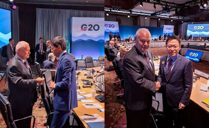 Prezes NBP prof. Adam Glapiński na szczycie G20 w rozmowie z prezesem Fed Kevinem Warshem (L) i ministrem finansów Chin  Lanem Fo’anem (P) / autor: materiały prasowe NBP