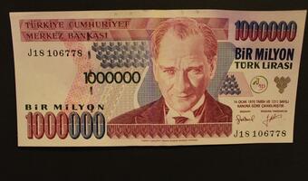 Lira odrabia potężne straty