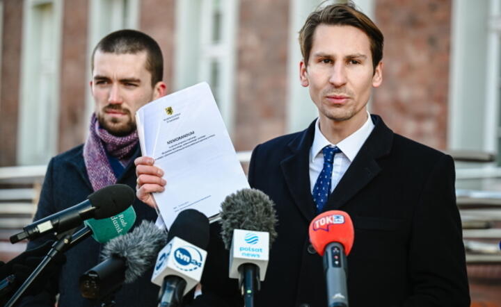 Poseł PiS Kacper Płażyński (P) oraz Wiktor Bielicki (L) podczas briefingu przed Urzędem Wojewódzkim w Gdańsku / autor: PAP/Marcin Gadomski
