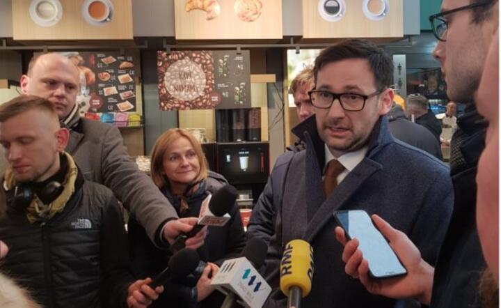 Spotkanie z dziennikarzami na stacji benzynowej na Litwie, 16.02 / autor: zb. wł