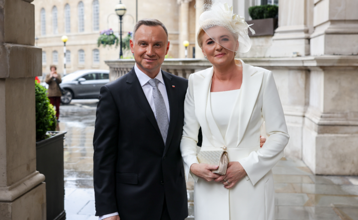 Prezydent Andrzej Duda (L) i pierwsza dama Agata Kornhauser-Duda (P) w drodze na ceremonię koronacj / autor: PAP/Jakub Szymczuk/KPRP