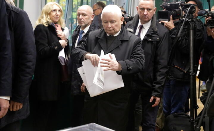 Wicepremier, prezes PiS Jarosław Kaczyński (C) oddał głos w lokalu wyborczym w Warszawie / autor: PAP/Tomasz Gzell