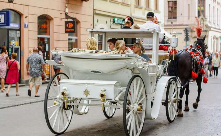 Turyści w dorożce w Krakowie / autor: Pixabay