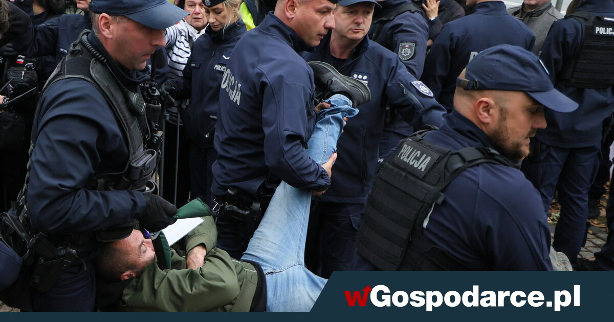 Policja otoczyła siedzibę Trybunału Konstytucyjnego. „To zamach stanu”