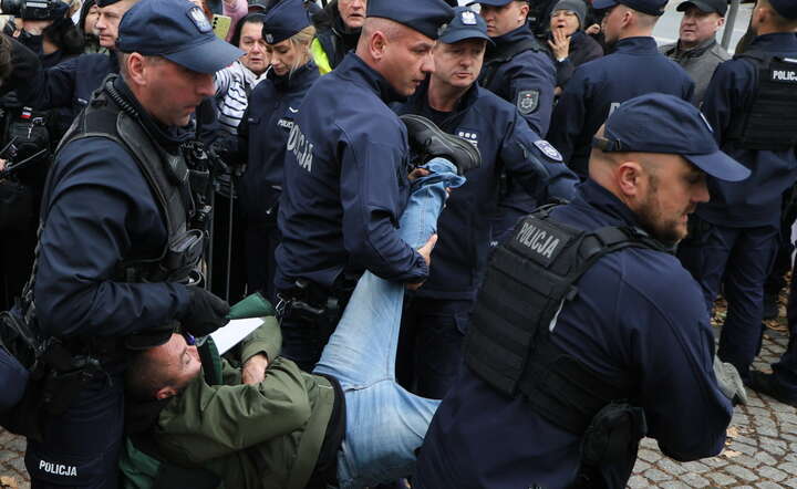 Starcia protestujących z policją przed siedzibą Trybunału Konstytucyjnego w Warszawie / autor: PAP/Paweł Supernak