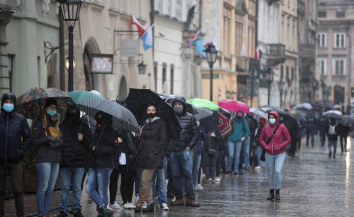 Kraków. Kolejki do punktu szczepień masowych / autor: PAP/Łukasz Gągulski