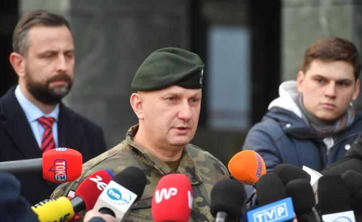 Dowódca Operacyjny RSZ gen. Maciej Klisz podczas briefingu prasowego po zakończeniu spotkania w Biurze Bezpieczeństwa Narodowego w Warszawie / autor: PAP/Piotr Nowak