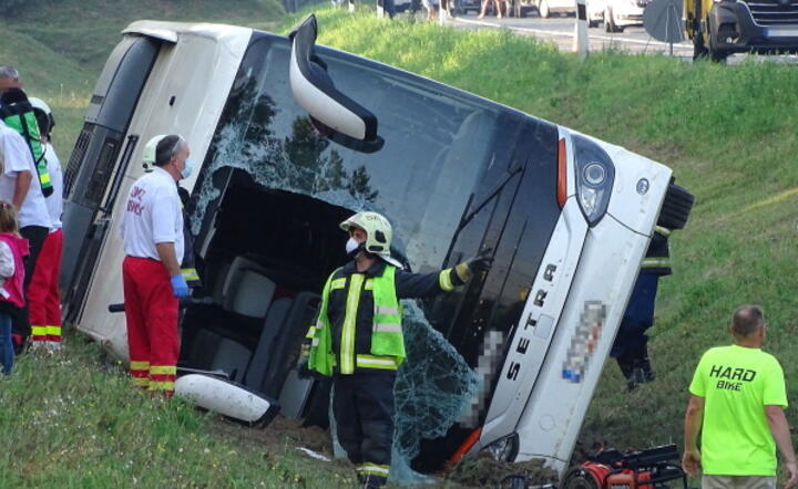 Jedna osoba zginęła, a 34 zostały ranne, w tym - trzy ciężko, w wypadku polskiego autokaru na Węgrzech / autor: PAP/EPA/Ferenc Donka