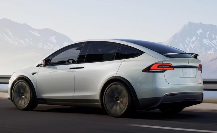 Tesla X. Rakieta na kołach… z wolantem