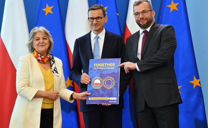 Premier RP Mateusz Morawiecki, minister funduszy Grzegorz Puda oraz Komisarz UE ds. Polityki Regionalnej Elisa Ferreira / autor: fotoserwis PAP