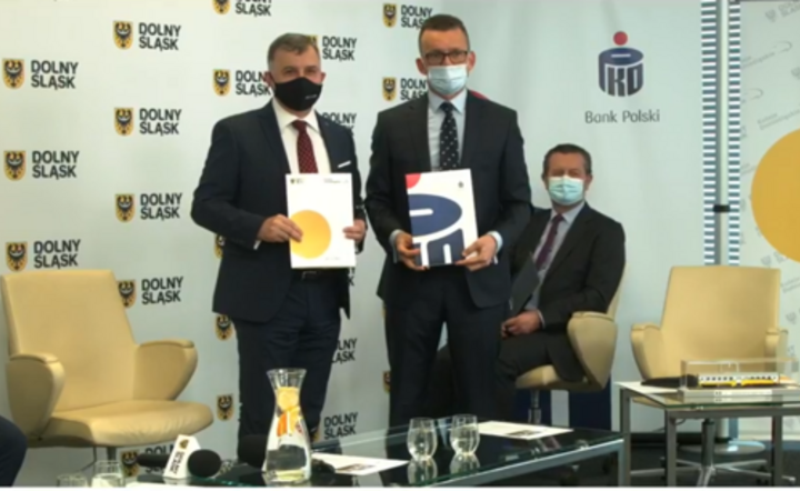 prezes PKO BP Zbigniew Jagiełło i prezes Kolei Dolnośląskich Damian Stawikowski / autor: Fratria