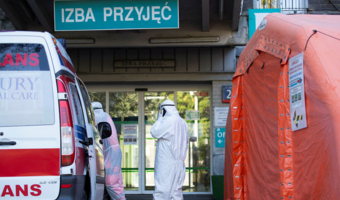 MZ: 27 458 nowych zakażeń koronawirusem, zmarły 562 osoby