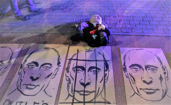 Protest pod ambasadą Federacji Rosyjskiej w Warszawie przeciwko inwazji Rosji na Ukrainę, 25 lutego 2022 r. / autor: Fratria / Andrzej Wiktor
