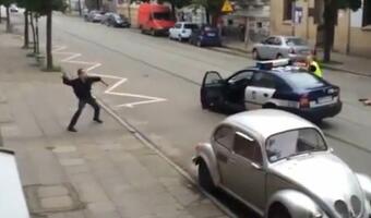 Policja pokazała, że nie posiada broni "tylko teoretycznie"