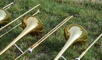 Wojskowi sprzedają instrumenty muzyczne