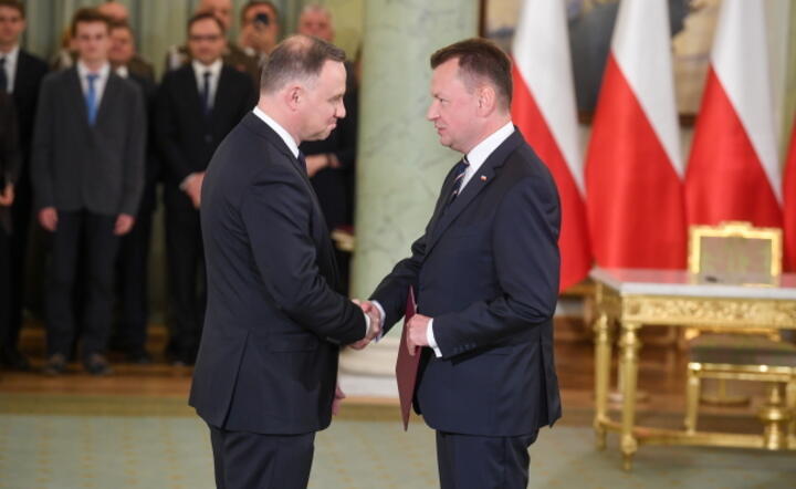 Prezydent RP Andrzej Duda (L) i powołany do rangi wicepremiera minister obrony narodowej Mariusz Błaszczak (P) podczas uroczystości dokonania zmian w składzie Rady Ministrów / autor: PAP/AndrzejLange