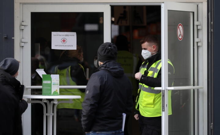 Centrum szczepień w Berlinie w hali Arena ma być nieczynne przez Nowy Rok z powodu... braku chętnych / autor: PAP/EPA/HAYOUNG JEON