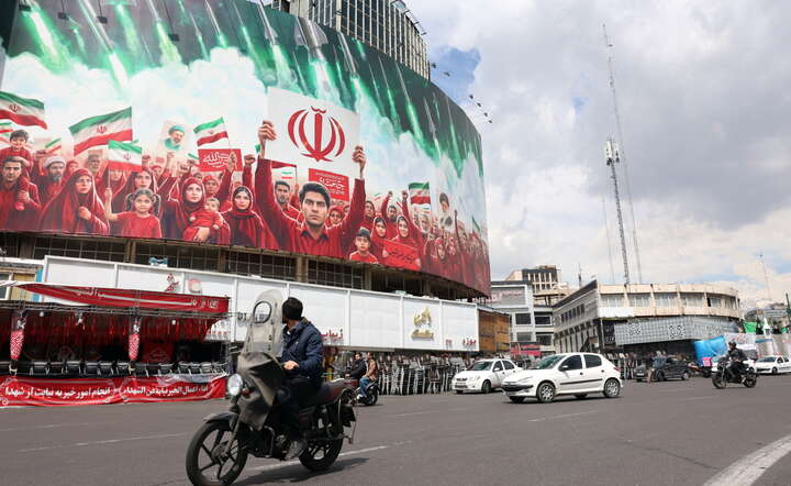 Propagandowy billboard w centrum Teheranu / autor: PAP/EPA/ABEDIN TAHERKENAREH 