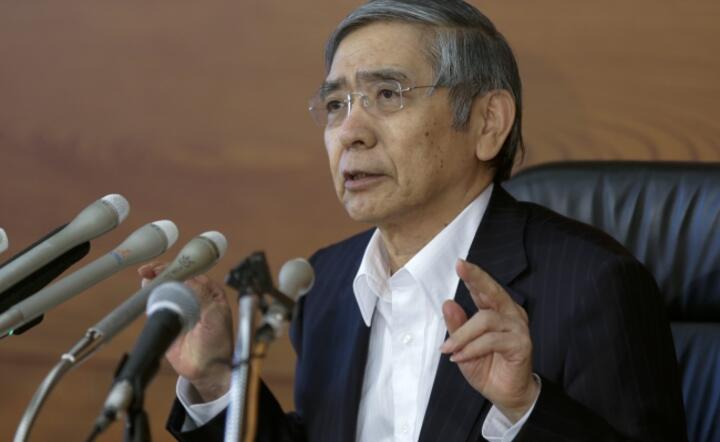 Prezes Banku Japonii Haruhiko Kuroda na konferencji po dwudniowym posiedzeniu zarządu BoJ, fot. PAP/ EPA/KIMIMASA MAYAMA