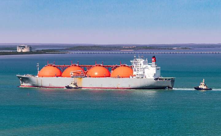 Gazowiec LNG z dostawą na redzie terminalu gazowego / autor: Pixabay