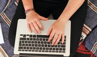 Firmy gotowe wdrożyć na stałe hybrydowy model pracy