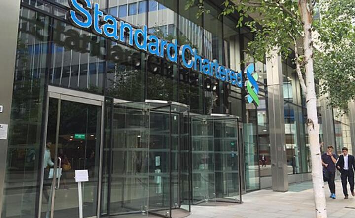 Siedziba główna Standard Chartered w Londynie / autor: By Cobaltblue25 [CC BY-SA 4.0 (https://creativecommons.org/licenses/by-sa/4.0)], from Wikimedia Commons