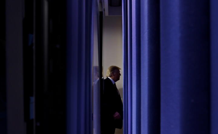 Prezydent Donald Trump po konferencji w Białym Domu zespołu do walki z epidemią wirusa SARS-CoV-2 / autor: PAP/EPA/AL DRAGO