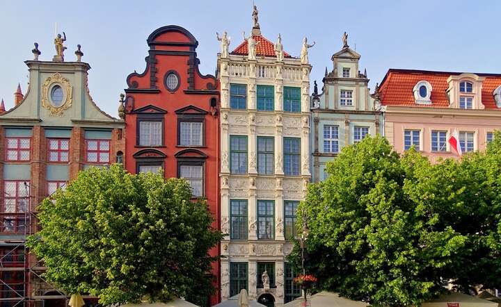 Złota Kamieniczka (pośrodku) w Gdańsku przy Długim Targu / autor: Pixabay