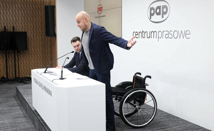  Łukasz Mejza i były pacjent firmy farmaceutycznej wiceministra Mejzy Tomasz Guzowsk / autor: PAP/Tomasz Gzell