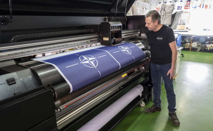 W Szwecji trwa produkcja flag i materiałów graficznych z symbolem NATO / autor: PAP/EPA/Anders Wiklund