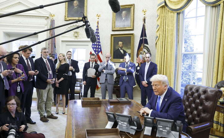 Prezydent USA Donald Trump w Gabinecie Owalnym w Białym Domu / autor: PAP/EPA/SHAWN THEW 