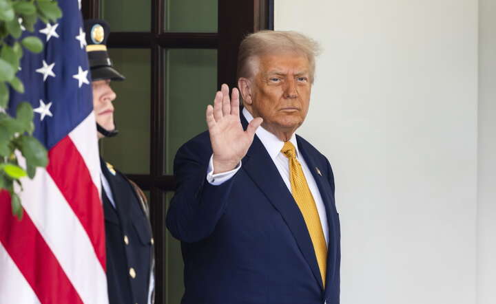 Prezydent USA Donald Trump przekazał pozdrowienia przed inauguracją prezydentury Karola Nawrockiego / autor: PAP/EPA/JIM LO SCALZO 