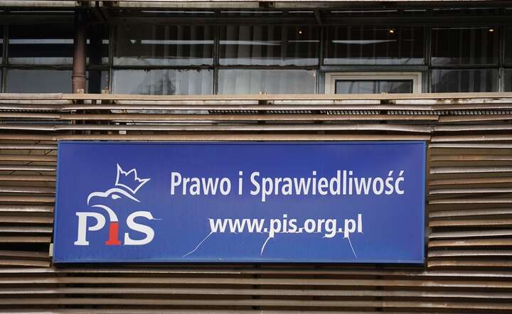Minister Finansów wypłacił pierwszą ratę subwencji dla PiS. Nz. siedziba Prawa i Sprawiedliwości w Warszawie / autor: Fratria