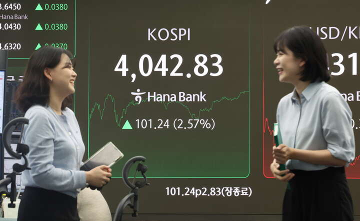 Głowny indeks giełdy w Seulu Korea Composite Stock Price Index (KOSPI) przekroczył po raz pierwszy w historii poziom 4000 pkt / autor: PAP/EPA/YONHAP