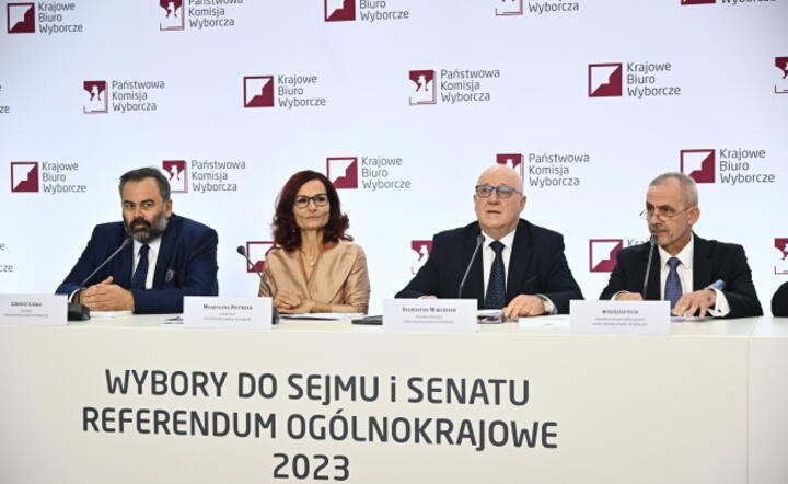 Członek PKW: Liwiusz Laska (L), szefowa KBW Magdalena Pietrzak (2L), przewodniczący PKW Sylwester Marciniak (2P) oraz wiceprzewodniczący PKW Wojciech Sych (P) podczas konferencji prasowej Państwowej Komisji Wyborczej w Warszawie / autor: PAP/Radek Pietruszka