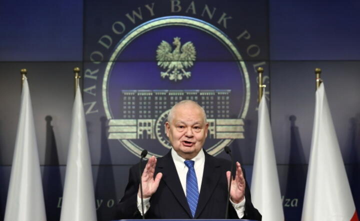 Prezes NBP Adam Glapiński wziął udział w konferencji prasowej w siedzibie Narodowego Banku Polskiego. / autor: PAP/Tomasz Gzell