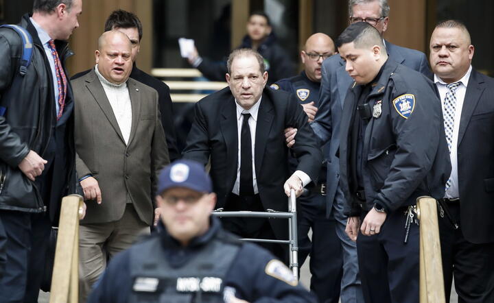 Weinstein przed budynkiem sądu / autor: PAP/EPA/JASON SZENES