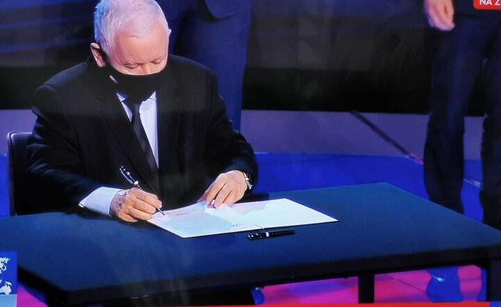 Jarosław Kaczyński podpisuje Polski Ład / autor: Fratria