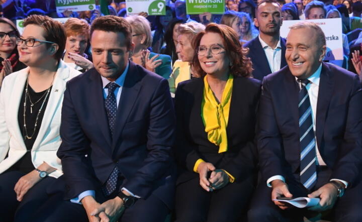  Lider PO Grzegorz Schetyna (P), prezydent Warszawy Rafał Trzaskowski (2L), przewodnicząca Nowoczesnej Katarzyna Lubnauer (L) oraz  wicemarszałek Sejmu Małgorzata Kidawa-Błońska (2P) podczas konwencji wyborczej KO / autor: PAP/Radek Pietruszka