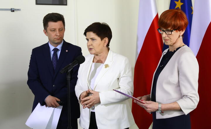 Wicepremier Beata Szydło, szef KPRM Michał Dworczyk i minister rodziny, pracy i polityki społecznej Elżbieta Rafalska  / autor: PAP/Rafał Guz