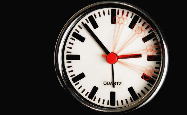 W najbliższy weekend, w nocy z 25 na 26 października, zmienimy czas z letniego na zimowy. Wskazówki zegarów cofniemy z godz. 3.00 na 2.00 / autor: Pixabay