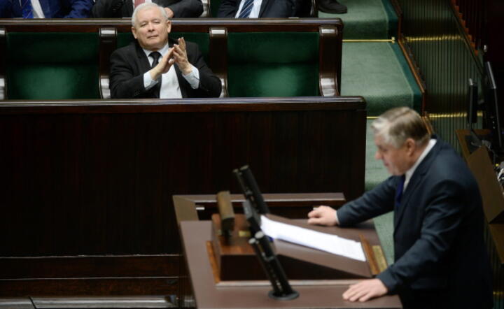 W Sejmie przemawia minister rolnictwa Krzysztof Jurgiel, w ławach poselskich Jarosław Kaczyński (PiS), fot.  PAP/Bartłomiej Zborowski