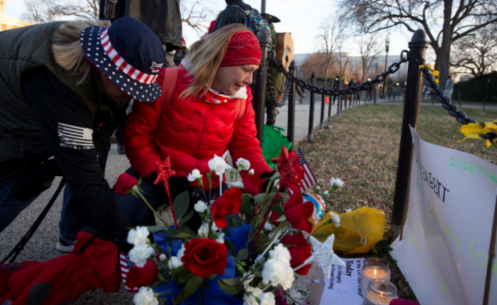 Melody Black z Minnesoty płacze po śmierci Ashli Babbitt, postrzelonej podczas ataku na Kapitolu USA w Waszyngtonie.  / autor: PAP/EPA/MICHAEL REYNOLDS
