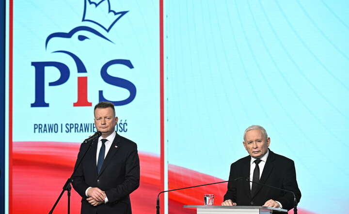 Jarosław Kaczyński (z prawej) i przewodniczący KP PiS Mariusz Błaszczak w czasie konferencji prasowej w Warszawie / autor: PAP/Radek Pietruszka