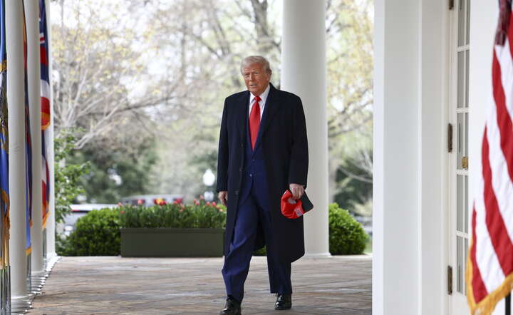 Prezydent Donald Trump udaje się do Gabinetu Owalnego, by podpisać rozporządzenie o cłach wzajemnych / autor: PAP/EPA/JIM LO SCALZO