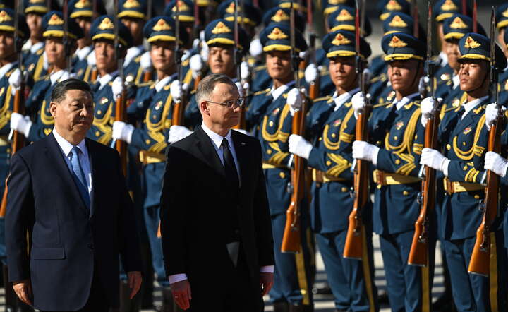 Prezydent RP Andrzej Duda (C-P) i przewodniczący Chińskiej Republiki Ludowej Xi Jinping (C-L) podczas powitania na Placu Wschodnim w Pekinie / autor: PAP/Radek Pietruszka