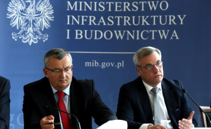 Minister infrastruktury i budownictwa Andrzej Adamczyk  oraz wiceminister Jerzy Szmit na konferencji prasowej nt. stanu realizacji i przygotowań do uruchomienia kolejnych inwestycji na drogach krajowych i kolei, fot. PAP/Tomasz Gzell