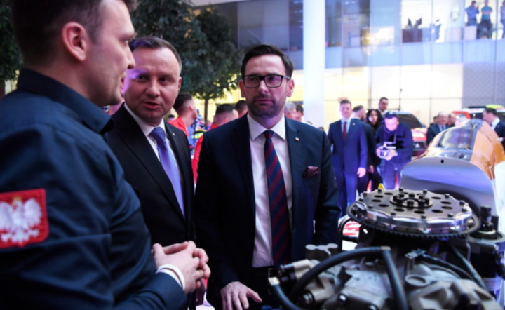 Prezydent Andrzej Duda (C), prezes PKN Orlen Daniel Obajtek (P) oraz Bartłomiej Marszałek (L) startujący w wodnej Formule 1. podczas poniedziałkowej prezentacji Orlen Teamu.  / autor:  	PAP/Piotr Nowak